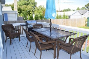 Outdoor dining - Island Time-Newly Renovated Waterman's Cottage w/ Water & Sunset Views (Chincoteague)