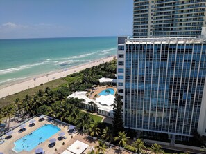 Exterior - 2bd2bth Partial Ocean view Ste w/ balcony, Pool, nearby dining, beach access (Miami Beach)
