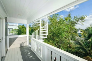 Property grounds - Pineapple Paradise~WATER SLIDE/Heated Pool & Spa! (Holmes Beach)