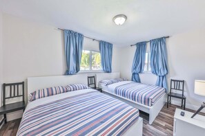 3 habitaciones, tabla de planchar con plancha y cuna de viaje 