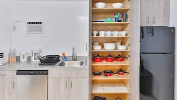 Køleskab, mikrobølgeovn, ovn, kogeplade