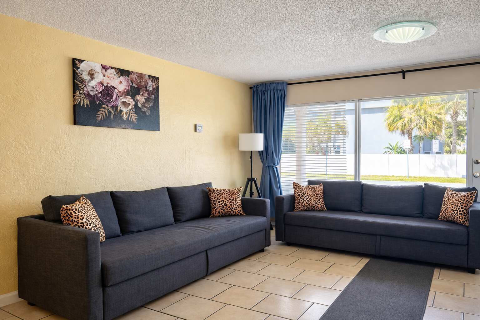 Téléviseur connecté, livres, bureau