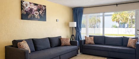 Téléviseur connecté, livres, bureau