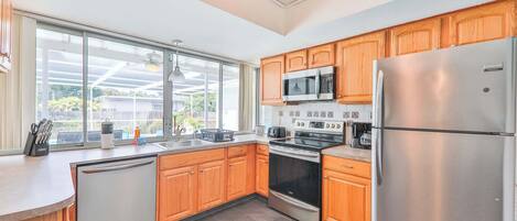 Kjøleskap, mikrobølgeovn, ovn og kokeplater