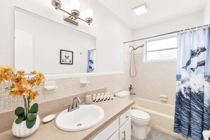 Shower, hair dryer, towels - Villa Chill on the Hill (Hollywood)