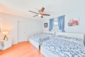 3 quartos, ferros/tábuas de passar roupa, berço de viagem