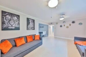 Smart TV, chimenea y libros 