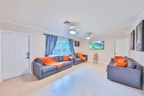 Smart TV, chimenea y libros 