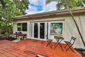 Outdoor dining - Garden botanical with jacuzzi (Hollywood)