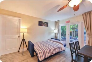 4 soverom, skrivebord, strykejern/-brett og reiseseng for barn