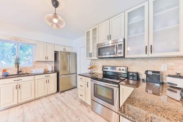 Réfrigérateur, four à micro-ondes, un four, surface de cuisson