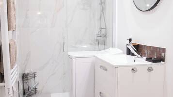 Dusche, Haartrockner, Handtücher, Seife