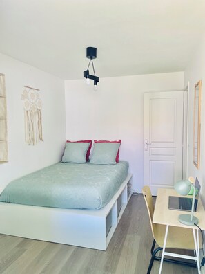 Planxa i posts de planxar, wifi gratuïta i roba de llit