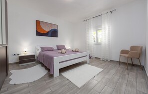 3 bedrooms, iron/ironing board, travel cot, free WiFi