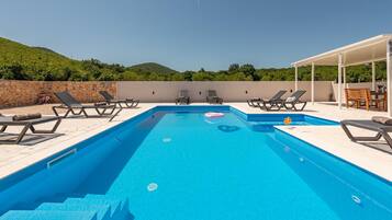 UppvÀrmd pool