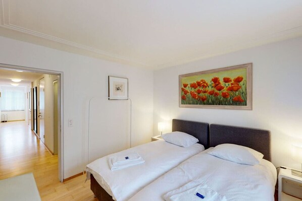 2 bedrooms, desk, iron/ironing board, WiFi