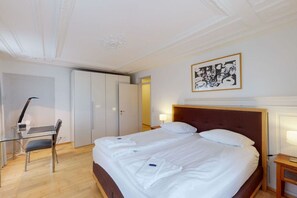 2 bedrooms, desk, iron/ironing board, WiFi