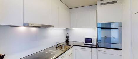 Réfrigérateur, micro-ondes, four, plaque de cuisson