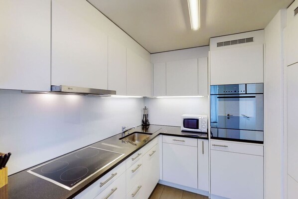 Een koelkast, een microgolfoven, een oven, een kookplaat