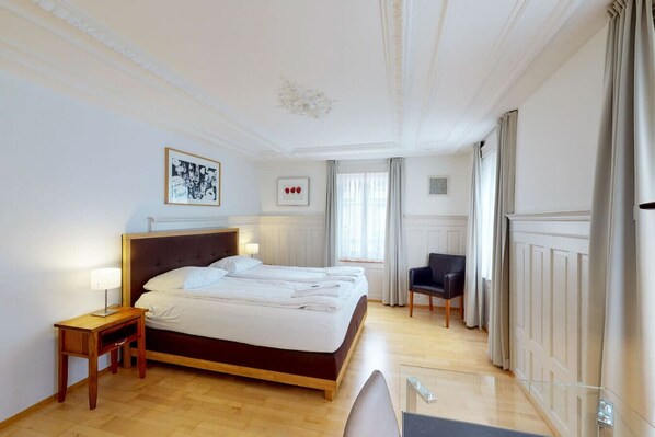 2 bedrooms, desk, iron/ironing board, WiFi