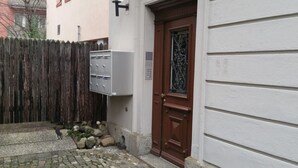 Een gebouw met een houten deur en een brievenbus.