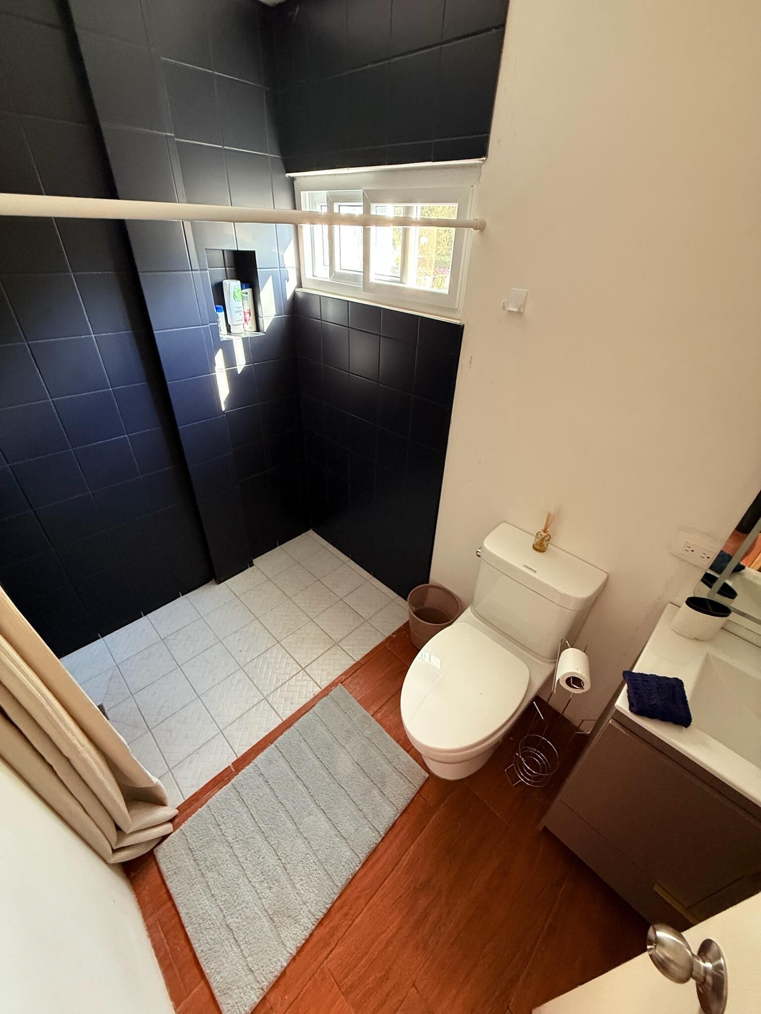 Een douche, een haardroger, handdoeken, zeep