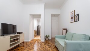 Basic Apartment, 2 Bedrooms, Air conditioning | Living area - 5min da Praia do Leblon - AP102 (Rio de Janeiro)