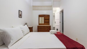 Basic Apartment, 2 Bedrooms, Air conditioning | Blackout curtains, iron/ironing board, free WiFi - 5min da Praia do Leblon - AP102 (Rio de Janeiro)