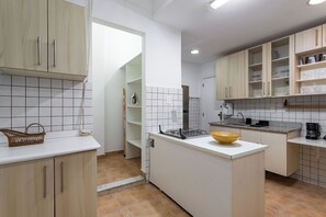 Basic Apartment, 2 Bedrooms, Air conditioning | Private kitchen - 5min da Praia do Leblon - AP102 (Rio de Janeiro)