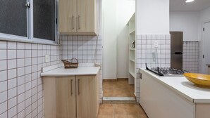 Basic Apartment, 2 Bedrooms, Air conditioning | Private kitchen - 5min da Praia do Leblon - AP102 (Rio de Janeiro)