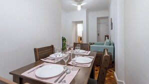 Basic Apartment, 2 Bedrooms, Air conditioning | Dining room - 5min da Praia do Leblon - AP102 (Rio de Janeiro)
