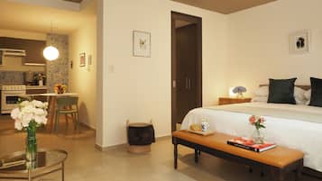 Loft Deluxe, 1 cama King size, cocineta, planta baja | Caja de seguridad en la habitación y cortinas blackout