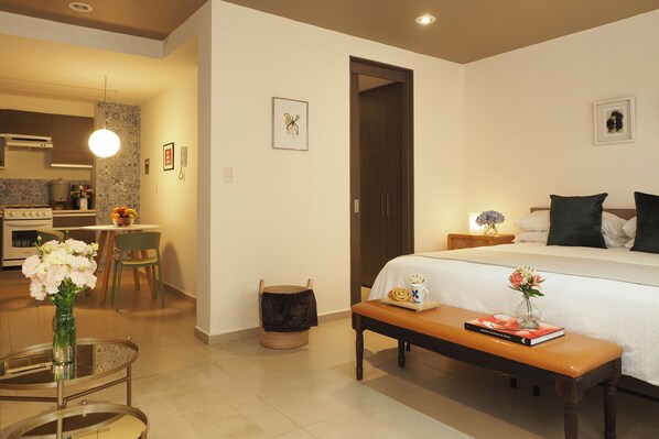 Loft Deluxe, 1 très grand lit, coin cuisine, rez-de-chaussée | Coffres-forts dans les chambres, rideaux occultants