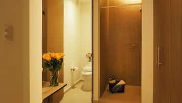 Loft Deluxe, 1 cama King size, cocineta, planta baja | Baño | Regadera, secadora de cabello, toallas, jabón