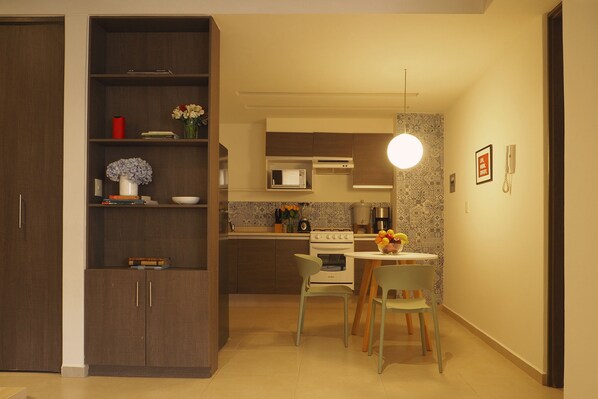 Deluxe Loft, 1 King Bed, Kitchenette, Ground Floor | Private kitchen