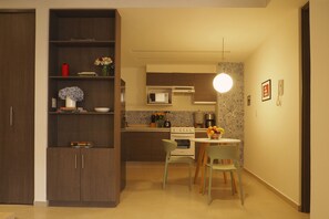 Loft Deluxe, 1 très grand lit, coin cuisine, rez-de-chaussée | Cuisine privée | Grand réfrigérateur, micro-ondes, four, plaque de cuisson
