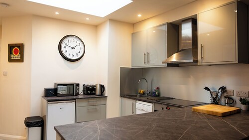 Modern London Stay | Near Brixton | Free Off-Street Parking | WiFi