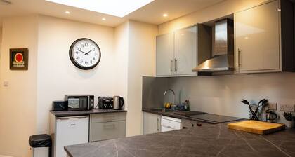 Modern London Stay | Near Brixton | Free Off-Street Parking | WiFi