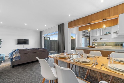 D-Street Retreat - Hamilton