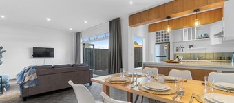 D-Street Retreat - Hamilton