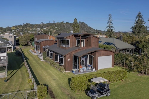 Hosts on the Coast Bach-tastic Hahei