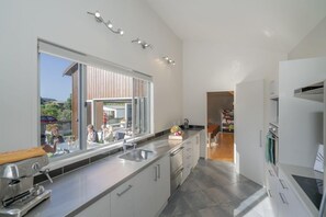 Four à micro-ondes, un four, surface de cuisson, lave-vaisselle