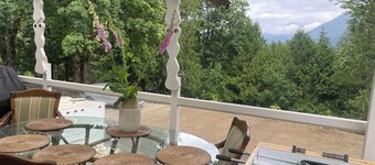 Spacious 3 bedroom unit near the lake