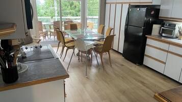 Kylskåp, mikrovågsugn, ugn och spishäll