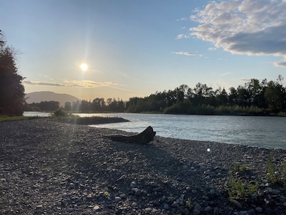 Spacious 3 bedroom unit near the lake