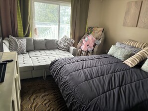 3 habitaciones, tabla de planchar con plancha y cuna de viaje 
