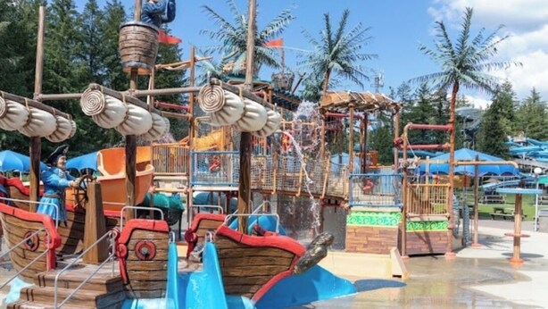 A water park with wooden boats, slides, and a pirate-themed play area. - Spacious 3 bedroom unit near the lake (Lindell Beach)