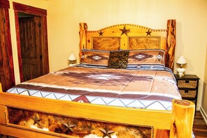 3 bedrooms, iron/ironing board, WiFi, bed sheets - RanchWater Lodge In Granbury Texas (Granbury)