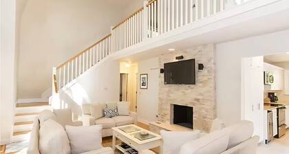Chic Hamptons Getaway - Heated Pool, Hot Tub, Near Village & Beach