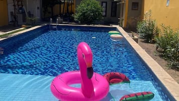 Piscina externa, funciona das 8h às 20h, barracas de cortesia